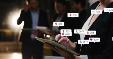 İş kadını tableti tıklatıyor ve sosyal medyanın ekiple olan çatışmasını gösteren ikonlar oluşturuyor. Profesyonel, ağ oluşturma, iletişim, yenilik, işbirliği, modern, dinamik