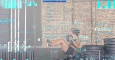 Spor hocası tıp topunu alıyor çekirdekleri birbirine bağlıyor ve animasyon kaplamalarıyla dönüşler yapıyor. Güç, fitness, egzersiz, çekirdek, egzersiz, motivasyon, sağlık