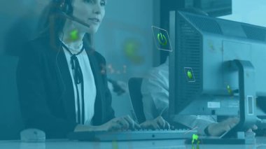 İş destek ajanı veri gösteren animasyon analitik ikonu ile yazma ve konuşma çağrısı alıyor. Çağrı merkezi, takım çalışması, şirket, iletişim, profesyonel, teknoloji, ofis