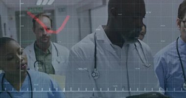 Tıbbi ekip, kıdemli doktor tablet tıkırtısı ile hasta ölçümlerini gözden geçiriyor. Sağlık, işbirliği, analitik, tıbbi, takım çalışması, teknoloji, profesyonel