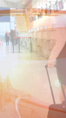 Yüzü kullanan farklı iş kadınlarından oluşan dünya ve bağlantılar ağının animasyonu. Dijital arayüz teknolojisi ve ağ konsepti dijital olarak oluşturulmuş video bağlantıları.