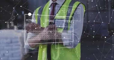 Mühendis depoda çapraz silah kullanıyor, veri panelleri oluşturup, metrik izleme operasyonlarını güncelliyor. Teknoloji, analitik, profesyonel, endüstriyel, gelecekçi, modern, işbirliği