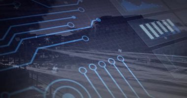 Gece çekimleri devre hatlarını başlatıyor düğümlerle kayıyor, trafik akışını görselleştiriyor. Teknoloji, veri görselleştirme, dijital ağ, altyapı, kentsel manzara, modern, gelecekçilik