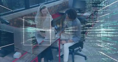 Proje başı bekleme raporu ve yazılım incelemesinde kodları analiz eden geliştirici. İşbirliği, takım çalışması, dijital, yenilik, modernlik, profesyonellik, analitik