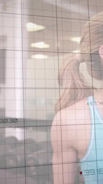 Sağlıklı ve zinde bir kadın, idmandan sonra su içiyor. Küresel eğitim teknolojisi ve bağlantılar konsepti dijital olarak oluşturulmuş video.