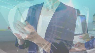 Profesyonel bir kadın tableti kaldırıyor ve ekranı tıkırdatıyor iş dünyasının büyümesini engelliyor. Teknoloji, yenilik, takım çalışması, modern ofis, dijital arayüz, başarı, işbirliği