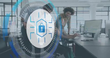 Güvenlik kilidi, mühendis ve meslektaşları atımlı halkalara dokunurken monitörde canlanıyor. İşbirlikçi, teknoloji, yenilik, takım çalışması, dijital, kurumsal, etkileşim