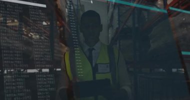 Depo operatörü tableti takip etmek için kodlara dönüşen envanter kodları olarak kaydediyor. Teknoloji, lojistik, endüstriyel, dijital, otomasyon, veri, depo