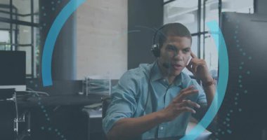 Bilgi işlem uzmanı, kulaklığı tıklatıyor, arama yapıyor, parçacıklar dönüyor, mavi halkalar bulut kilidi simgesini oluşturuyor. Teknoloji, güvenlik, siber güvenlik, dijital, ağ, iletişim, modern