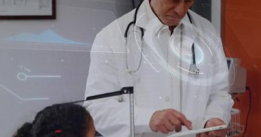 Kıdemli erkek doktor tablet ekranı tıklatıyor ve pediatrik kontrol sırasında verileri örtüyor. Tıbbi, teknoloji, pediatrik, sağlık, dijital, yenilik, profesyonel
