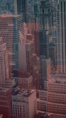 Şehir manzarası üzerindeki kırmızı çizgilerle finansal veri işleme animasyonu. Küresel iş, finans ve veri işleme kavramı dijital olarak oluşturulmuş video.