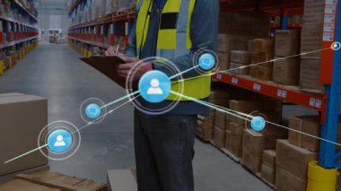 Lojistik işçisi panoya uzanıp raflarda genişleyen hisse senedi sayım şebekesi grafiklerini kontrol ediyor. Tedarik zinciri, otomasyon, bağlantı, envanter, endüstri, depolama, veri görselleştirme