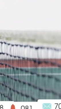 Boş tenis kortuna karşı yüzen sosyal medya simgelerinin animasyonu. Sosyal medya ağı ve spor turnuvası konsepti