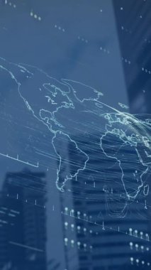 Haritanın, dünyanın animasyonu, modern binaların üzerinden gökyüzüne çubuklar yüklemek. Dijital bileşik, çoklu pozlama, küreselleşme, ilerleme, iş, soyut ve mimari kavram.