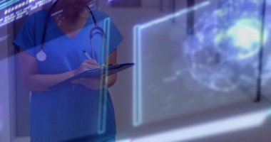 Hemşire not panosunu güncelliyor. Hologramı etkinleştiriyor. Slayt kayıyor ve gülümsüyor. Sağlık, teknoloji, yenilik, profesyonellik, dijital, tıbbi, gelecekçi