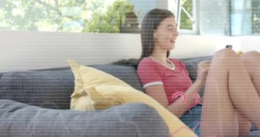 Kadın akıllı telefonu dinliyor ve analitik için oturma odasında iş verisi görselleştirmesi yapıyor. Yazılım, dijital, modern, teknoloji, çalışma alanı, yenilikçi, eğitici