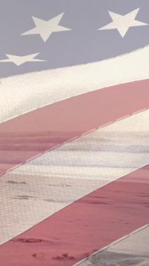 Mutlu Afro-Amerikan anne ve kızı deniz kenarında yürüyor. Amerikan tarihi, vatanseverlik ve bağımsızlık kavramı dijital olarak oluşturulmuş video.