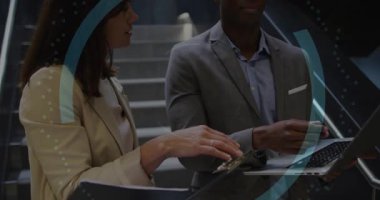 Dişi ve iş arkadaşı bilgisayara bağlanıyor ve iniş sırasında güvenliği doğrularken UI 'yı yüklüyor. Teknoloji, siber güvenlik, işbirliği, dijital, yenilik, şirket, profesyonellik