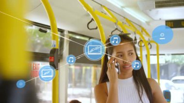 Otobüste akıllı telefon kullanan kadın üzerindeki simgelerle bağlantı ağının animasyonu. küresel iş, ağ, bağlantılar ve teknoloji konsepti dijital olarak oluşturulmuş video.
