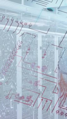 Boş bir sunucu odasında mikro işlemci animasyonu. dijital arayüz küresel bağlantılar konsepti dijital olarak oluşturulmuş video.