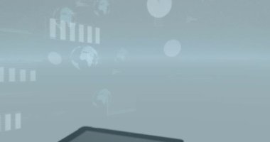 Başlangıç verileri zayıflıyor, tablet ve telefon kayıyor, grafikler düz tasarım gösterge paneline doğru titreşiyor. Teknoloji, veri görselleştirme, dijital arayüz, yenilik, analitik, modern tasarım, fütüristik