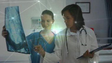 Doktorlar röntgen filmlerini ışığa tutarken, panodaki gözlemleri kaydederken röfleleri canlandırıyorlar. Teşhis, işbirliği, klinik, sağlık, analiz, takım çalışması, profesyonellik