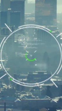 Modern şehir manzarasının havadan görünüşü üzerinden dairelerin, çizgilerin ve bilgisayar dilinin animasyonu. Dijital bileşik, çoklu pozlama, kodlama, programlama dili, teknoloji ve mimari konsepti.