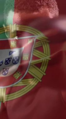 Portekiz bayrağının Afro-Amerikan erkek boksör üzerine animasyonu. Küresel spor, spor disiplinleri ve bayraklar dijital olarak oluşturulmuş video konsepti.