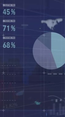 Yürüyen insanların binaların siluetine karşı hızlandırılmış bilgi arayüzü animasyonu. Dijital bileşik, çoklu pozlama, rapor, iş, büyüme, küresel ve mimari kavram.
