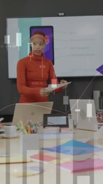 Muhtelif meslektaşların ofiste tartıştıkları istatistiksel veri işleme animasyonu. Bilgisayar arayüzü ve iş veri teknolojisi kavramı