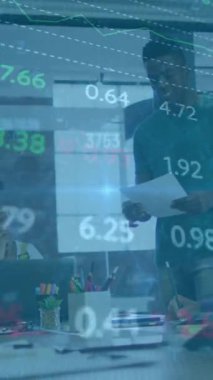 Ofisteki çeşitli iş adamları üzerinde finansal veri işleme animasyonu. Küresel finans, iş, bağlantılar, hesaplama ve veri işleme kavramı dijital olarak oluşturulmuş video.