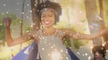 Festivalde kol kaldıran ve saçlara dokunan kadın dansçıların arasında altın konfeti sürükleniyor. Kutlama, neşe, coşku, ritim, mutluluk, açık hava, sosyal