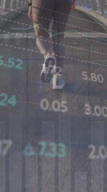Beyaz kadının koşması üzerine finansal veri işleme animasyonu. Küresel spor, iş, finans, bilgisayar ve veri işleme kavramı dijital olarak oluşturulmuş video.