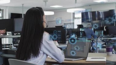 Dizüstü bilgisayarda çalışan bir kadın, veri analiz ederken tablet tıklayarak teknik grafikler çıkaran bir meslektaşı. Teknoloji, yenilik, dijital, fütüristik, işbirliği, veri görselleştirme, çalışma istasyonu