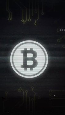 Bilgisayar devre kartı ve kara arkaplanda veri işleme olan bitcoin sembolünün animasyonu. Küresel teknoloji, bilgisayar ve dijital arayüz kavramı dijital olarak oluşturulmuş video.