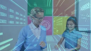 Çocuk yeşil klasörü masaya yerleştiriyor. Özel ders başlatılıyor. Holografik paneller uyarlanıyor. Eğitim, akıl hocalığı, teknoloji, yenilik, öğrenme, çocukluk, işbirliği