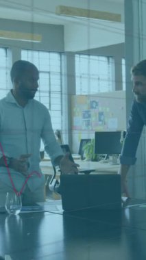 İstatistiksel veri işleme animasyonu ofiste tartışan iki farklı adama karşı. İş veri teknolojisi kavramı