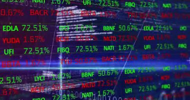 Değerleri güncelleyen ve uçuculuğu gösteren çizgi grafiğini canlandıran işaretli semboller üzerinde mavi ışın taraması. Finansal veriler, dijital arayüz, piyasa analizi, ekonomik göstergeler, ticaret teknolojisi, veri görselleştirme, yatırım kavramları