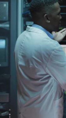 Sunucu odasında çalışan Afro-Amerikan erkek ve kadın mühendisler üzerindeki profil simgelerinin animasyonu. Küresel ağ ve iş veri depolama teknolojisi kavramı