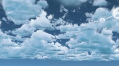 Gökyüzü üzerindeki bulutlarla insan ilişkilerinin animasyonu. küresel ağlar, bağlantılar ve dijital arayüz konsepti dijital olarak oluşturulmuş video.