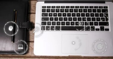 Dijital simgeler başladıktan bir saniye sonra iş akışını gösteren dizüstü ve defter üzerinde canlandırma. Teknoloji, yenilik, üretkenlik, tasarım, çalışma alanı, dijital, modern