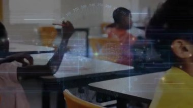 Kalem kaldıran kız kamerayı tetikliyor ve erkek öğrenci eğitim sahnesindeki değişken duruşuna odaklanıyor. Sınıf, öğrenciler, öğrenim, eğitim, çeşitlilik, odak, gözlem