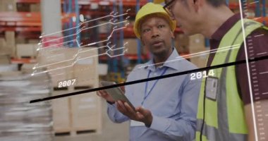 Tablet üzerindeki lojistik çizelgeleri takip et ve grafik yükseldikçe ekranları tıkla, meslektaşım eğiliyor. Depo, lojistik, işbirliği, teknoloji, veri, analitik, sanayi