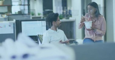 Dışarıdan yemek yiyen meslektaşlar, bilgisayardan yayılan iş verilerini bar tablosu olarak tartışırlar. İşbirliği, takım çalışması, analiz, ofis, iletişim, teknoloji, üretkenlik