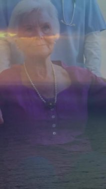 Tekerlekli sandalyedeki beyaz yaşlı kadın ve deniz manzaralı sıhhiyeci animasyonu. Sosyal yardım evinde yaşlılar sağlık ve yaşam tarzı.