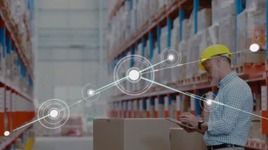Depo yöneticisi envanter kaydını tutarken tableti tıklatıyor, raflarda ağ örtüsü oluşturuyor. Lojistik, tedarik zinciri, dijital dönüşüm, bağlantı, endüstriyel, organizasyonel, veri yönetimi