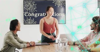 İş görüşmelerinde tableti sunma, ödül kaldırma, titreşimli ağ grafikleri, kutlama. Başarı, tanınma, kutlama, takım çalışması, profesyonel, yenilik, başarı