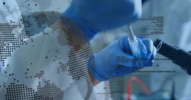 Veri görünümünün yerini değiştirirken eldivenli el pipeti ile çözeltiyi şişeye aktarıyorum. Laboratuvar, araştırma, bilim, teknoloji, dijital, yenilik, kesinlik