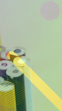 Geometrik şekilli kaplarda renkli kalemler. Üzerlerinde animasyon var. Yaratıcılık, sanat, çizim, kırtasiye, okul malzemeleri, tasarım