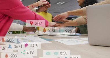 Meslektaşların el ele tutuşması işbirliği başlatması, sosyal medya simgeleri sürüş etkinliği. Takım, işbirliği, ağ oluşturma, dijital, başarı, iletişim, yenilik